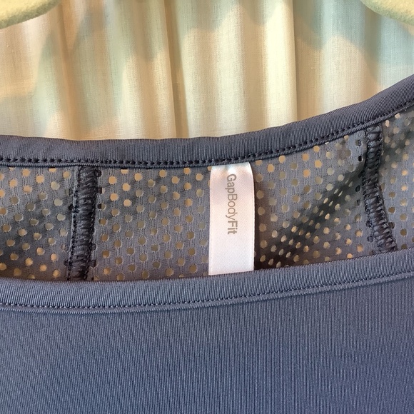 GAP Bodyfit Womens Top Gray Long Sleeves Mesh Breathable Back Size Medium - Picture 3 of 5